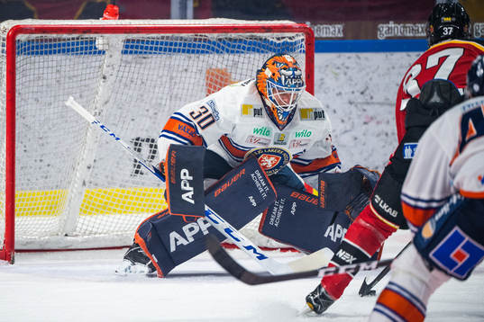 Växjös målvakt Viktor Fasth och Luleås Isac Lundeström