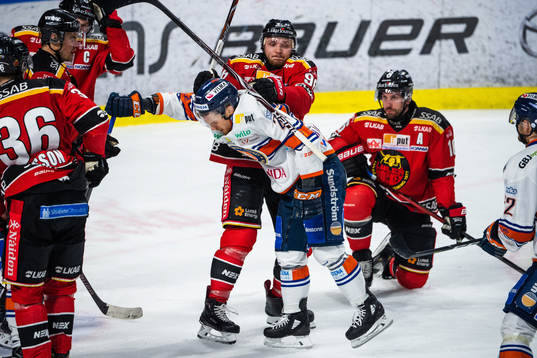 Luleås Robin Kovacs och Växjös Brendan Shinnimin
