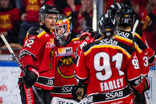 Luleås Karl Fabricius och målvakt Joel Lassinantti jublar