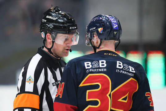 Domare Mikael Nord samtalar med Djurgårdens Daniel Brodin
