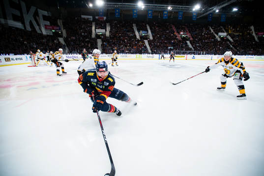 Djurgårdens Jacob Josefson med puck