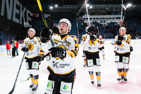 Skellefteås Oscar Möller jublar med de tillresta