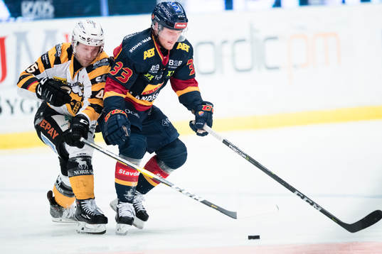 Skellefteås Oscar Möller i kamp om pucken med