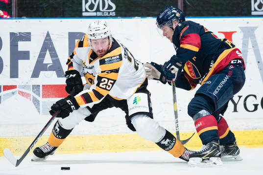 Skellefteås Albin Lundin i kamp om pucken med Djurgårdens
