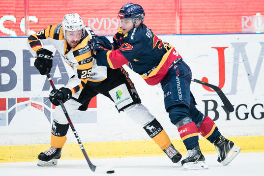 Skellefteås Albin Lundin i kamp om pucken med Djurgårdens