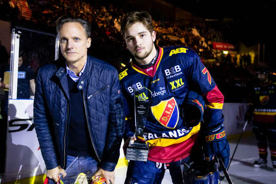 Johans Hartman från B2B IT Partner delar ut priset som