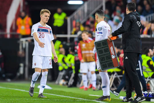 Martin Ødegaard changes with Mohamed Elyounoussi of Norway