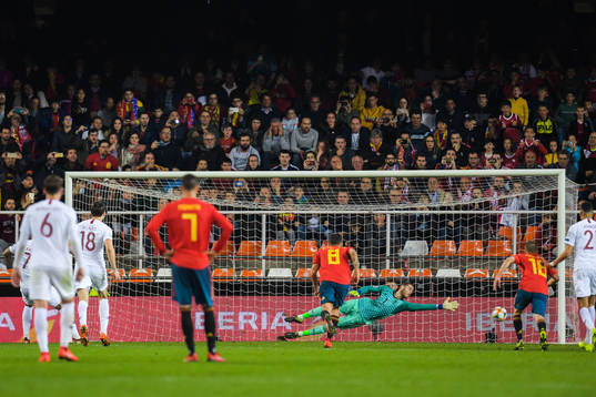 Joshua King of Norway scores 1-1 behind goalkeeper David de