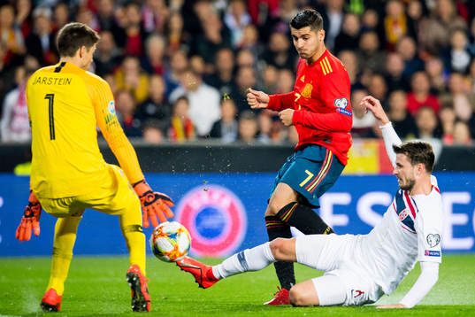 Goalkeeper Rune Almenning Jarstein, Alvaro Morata of Spain
