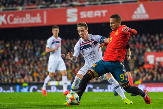 Stefan Johansen of Norway and Rodrigo Moreno Machado of