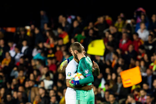 Joshua King of Norway and goalkeeper David de Gea of Spain