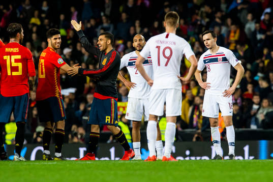 Haitam Aleesami and Ole Kristian Selnæs look dejected