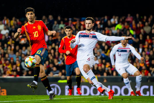 Marco Asensio of Spain and Håvard Nordtveit of Norway