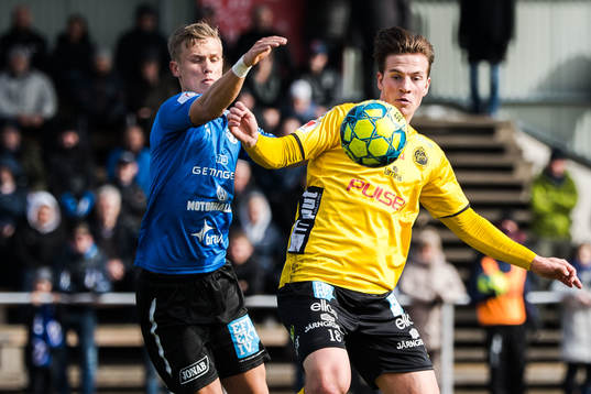 Elfsborgs Simon Olsson och Halmstads Oscar Petersson