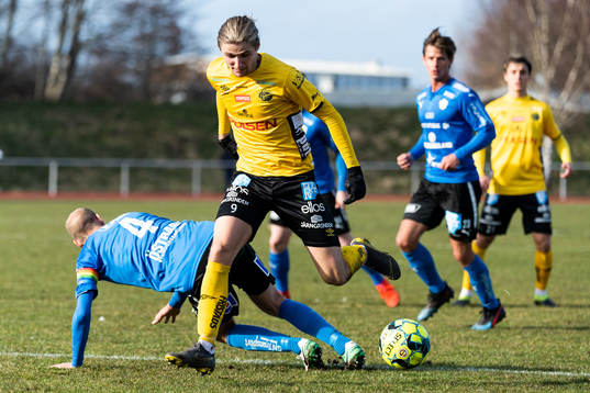 Elfsborgs Pawel Cibicki tar sig förbi Halmstads Andreas