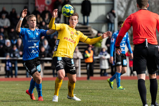 Elfsborgs Simon Olsson och Halmstads Oscar Petersson