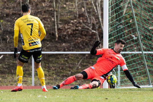 Elfsborgs målvakt Kevin Stuhr Ellegaard släpper in bollen