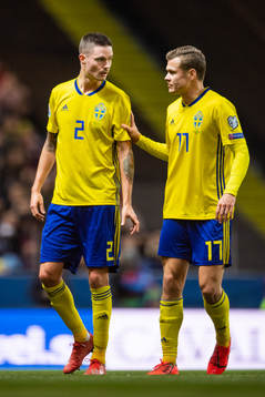Mikael Lustig gets substituted and talks to Viktor Claesson