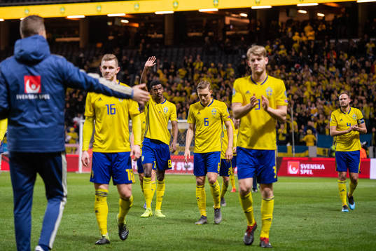 Alexander Isak amnd Andreas Granqvist celebrate
