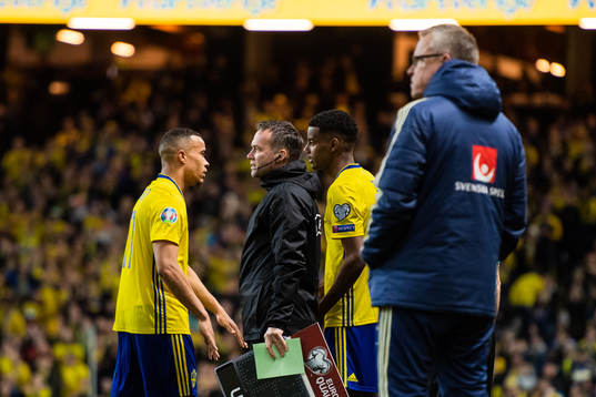 Robin Quaison is substituted for Alexander Isak of Sweden