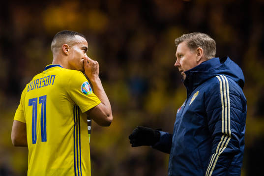 Assistant coach Peter Wettergren and Robin Quaison of Sweden