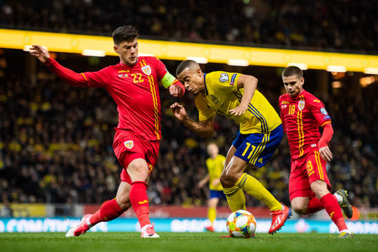 Robin Quaison of Sweden and Cristian Sapunaru of Romania