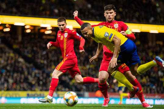 Robin Quaison of Sweden and Cristian Sapunaru of Romania
