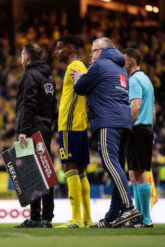 Alexander Isak and head coach Janne Andersson of Sweden