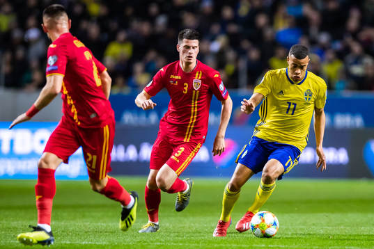 Tudor Baluta of Romania and Robin Quaison of Sweden