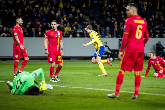 Viktor Claesson of Sweden celebrates and players of Romania