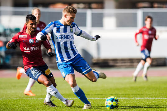 Örgrytes Ailton Almeida och IFK Göteborgs Carl Starfelt
