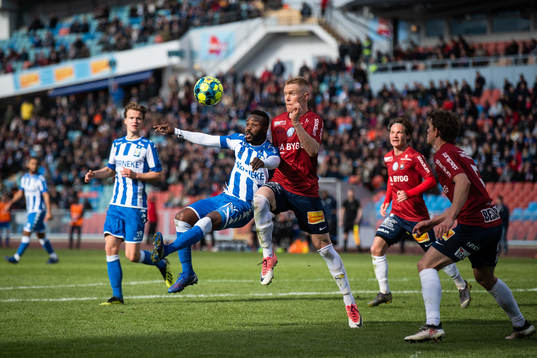 IFK Göteborgs Nzuzi Toko och Örgrytes David Engström i
