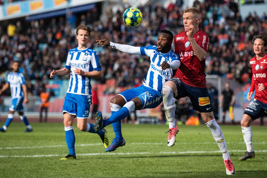 IFK Göteborgs Nzuzi Toko och Örgrytes David Engström i