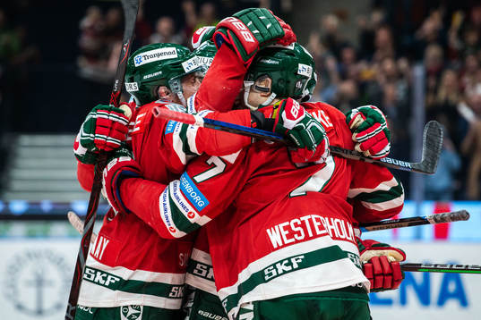 Frölundas Pathrik Westerholm jublar med lagkamrater