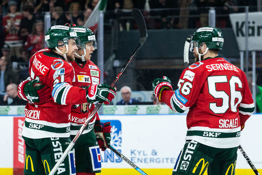 Frölundas Rhett Rakshani jublar med lagkamrater