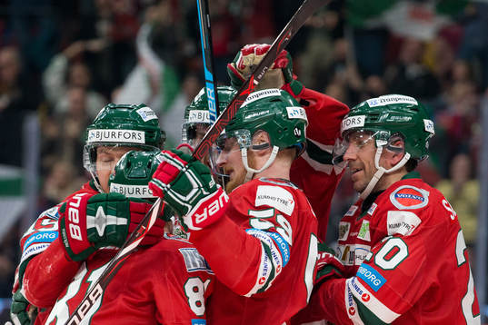 Frölundas Rhett Rakshani jublar med lagkamrater