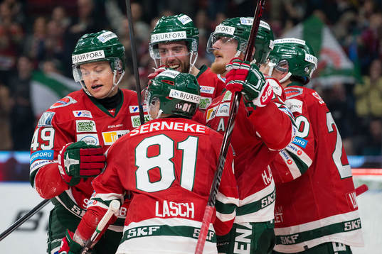 Frölundas Rhett Rakshani jublar med lagkamrater