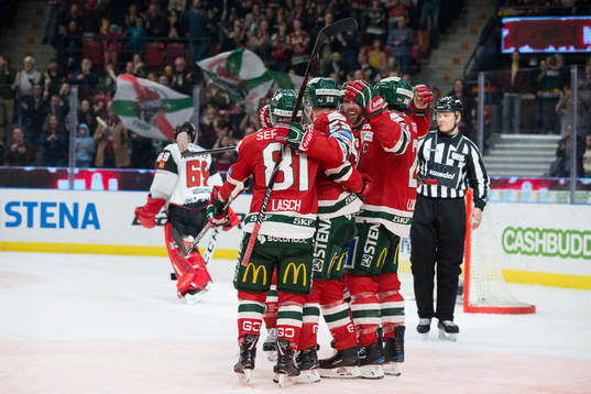 Frölundas Rhett Rakshani jublar med lagkamrater
