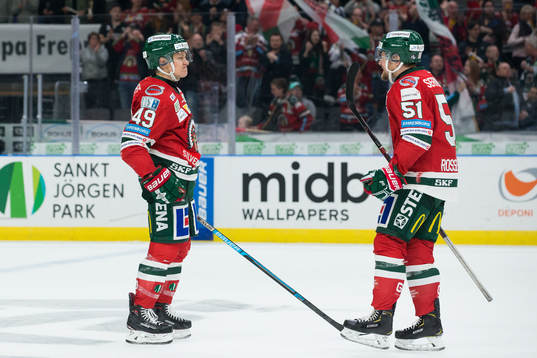 Frölundas Rhett Rakshani jublar med Mats Rosseli Olsen
