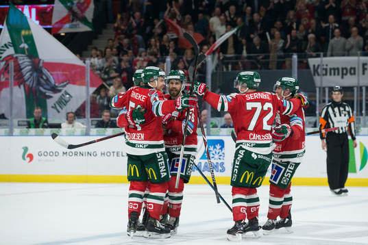 Frölundas Rhett Rakshani jublar med lagkamrater