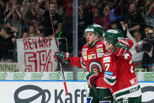 Frölundas Sebastian Stålberg jublar med Pathrik Westerholm