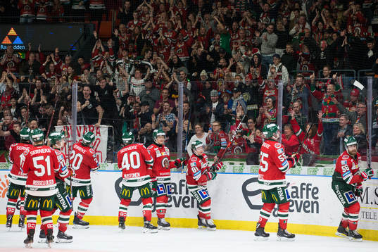 Frölunda jublar och tackar klacken