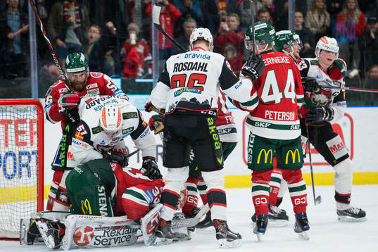 Malmö Redhawks Emil Sylvegård och Frölundas Jonathan