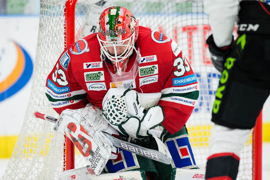 Frölundas målvakt Johan Mattsson med en räddning