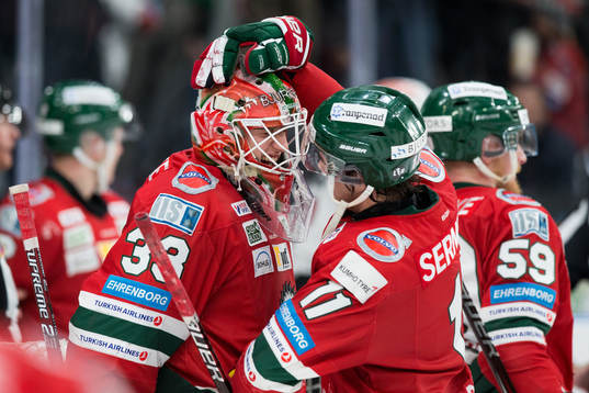 Frölundas målvakt Johan Mattsson och Samuel Fagemo jublar