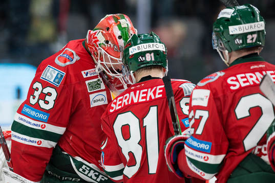 Frölundas målvakt Johan Mattsson och Ryan Lasch  jublar
