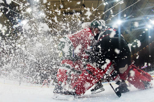 Frölundas Samuel Fagemo oroar framför Malmö Redhawks