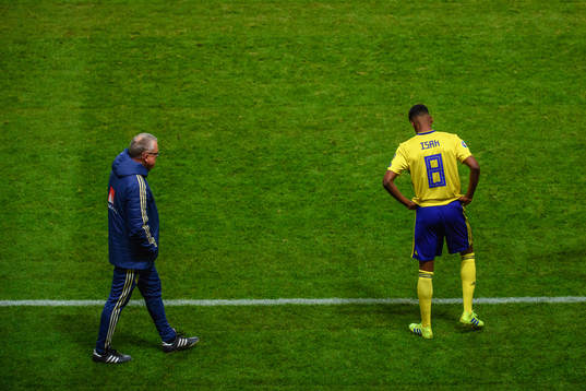 Head coach Janne Andersson and Alexander Isak of Sweden