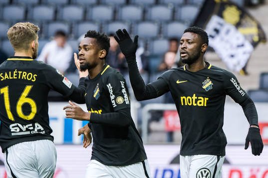 s Chinedu Ogbuke Obasi jublar med lagkamrater