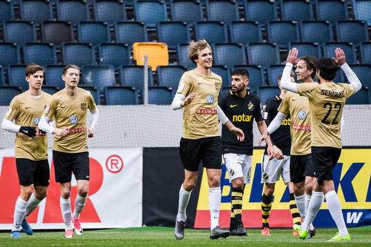 Brommapojkarnas spelare jublar